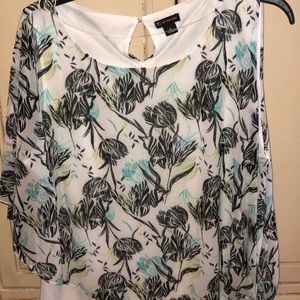 Sleeveless on one side asymmetrical hem;